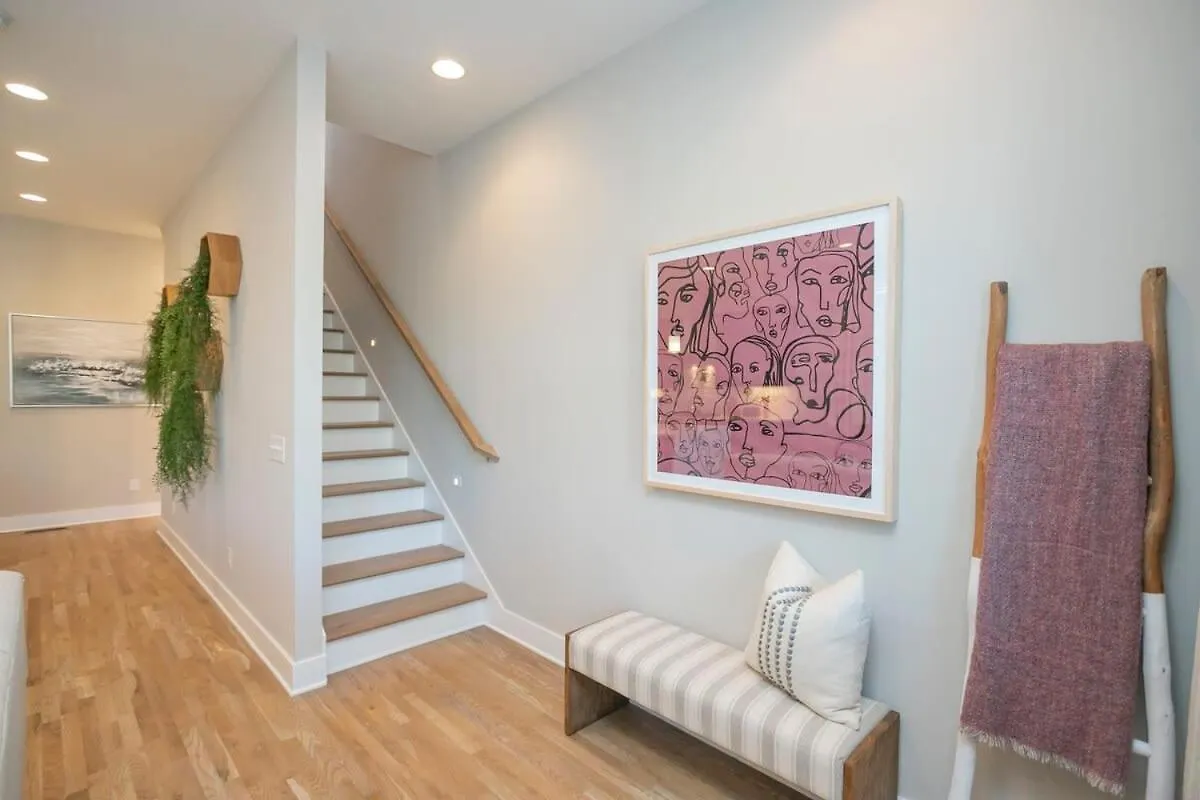 2 Miles To Broadway W Rooftop Deck Grill & Garage Nashville United States